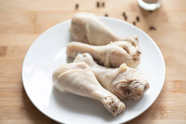 Gekookte Kippenpoten Een Wit Bord Vers Kippenvlees Tafel — Stockfoto