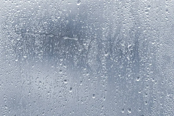 Esőcseppek Páralecsapódás Üvegablakon Nagy Esőzések Idején Vízcseppek Kék Üvegen — Stock Fotó
