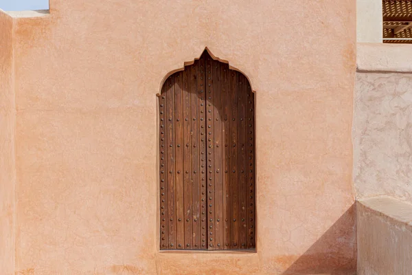 Architettura Tradizionale Araba Porta Legno Stile Musulmano Parete Argilla Rossa — Foto Stock