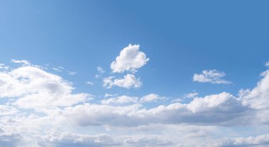 İnanılmaz mavi gökyüzü ve beyaz bulutlar, arka plan olarak gökyüzünün panoramik görüntüsü, yüksek çözünürlük 