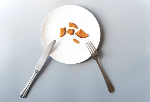 Beyaz Tabakta Biraz Kraker Bıçak Çatal Yoksulluk Iflas Açlık Konsept — Stok fotoğraf