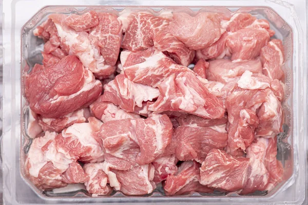 Close Stukjes Rauw Varkensvlees Plastic Container Snijdt Vers Vlees Varkensvlees — Stockfoto