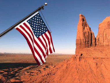 Arizona ve Utah 'taki Anıt Vadisi' nde Dağ, ABD ve Amerikan Bayrağı
