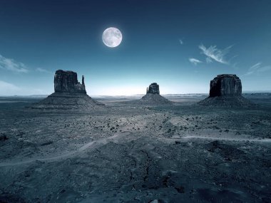 Gece ve ay, Anıt Vadisi 'nin üzerinde kızıl çöl ile. Arizona 'da West Mitten Butte, East Mitten Butte ve Merrick Butte ile anıt vadisi.
