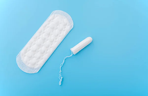 Sanitär Servett Och Menstruation Tampong Blå Bakgrund Begreppsbild Kvinnors Menstruation — Stockfoto