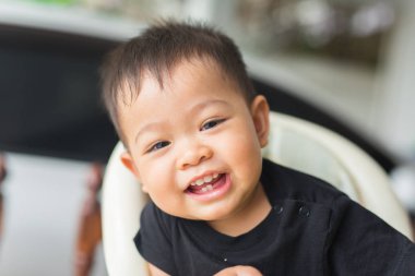 küçük çocuk yüz ifadesi