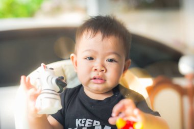 küçük çocuk yüz ifadesi