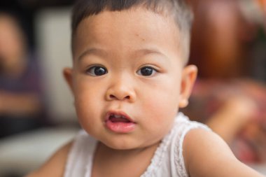 Mutlu duygudur Asya bebek.