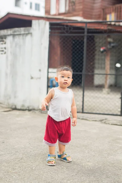 Mutlu duygudur Asya bebek.