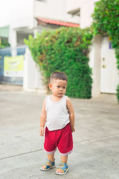 Mutlu duygudur Asya bebek.