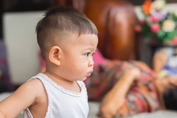 Asiático bebê está em emoção feliz . — Fotografia de Stock