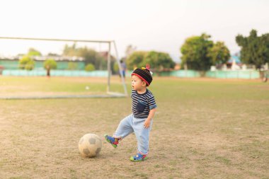 küçük çocuk ve futbol