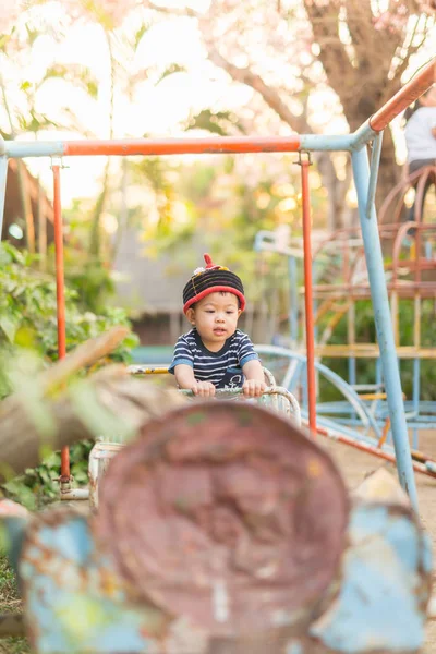 Детская площадка и ребенок — стоковое фото