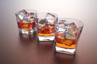 Bardak viski bir metal masa buz küpleri ile.