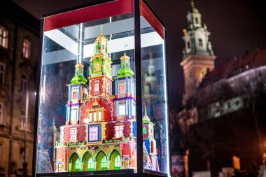 Krakow, Polonya - 17 Aralık 2017: Krakow cribs Wawel Kalesi arka plan üzerinde.