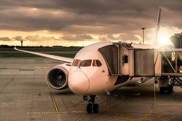 Avión Está Parado Con Túnel Aeropuerto Atardecer —  Fotos de Stock