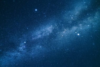 Gece gökyüzü manzaralı yıldızlar ve galaksiler. 