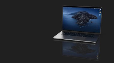 Cracow, Polonya - 16 Kasım 2019: Macbook Pro Apple dizüstü bilgisayarının Mac için yeni bir sürümü..