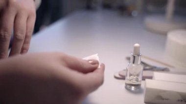 Tırnaklarına kadın eli sürmüş..