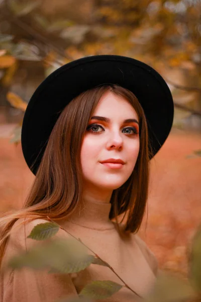 공원의 가을 소녀. 스웨터, 모자, 가죽 치마. 세련 됨 — 스톡 사진