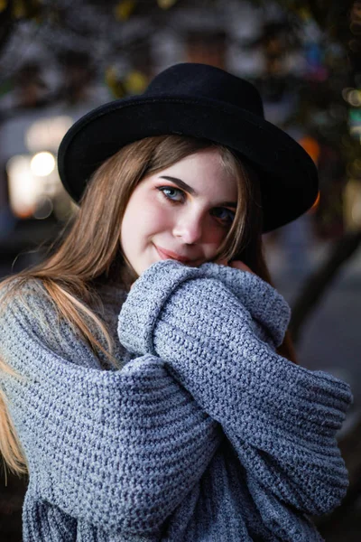 Menina de outono elegante no centro da cidade velha. Camisola, chapéu — Fotografia de Stock