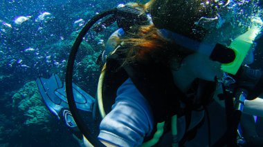 Kızıl denizde hava balonuyla dalış. Eğitmen. Kız ve Cor