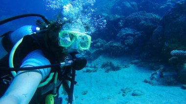 Kızıl denizde hava balonuyla dalış. Eğitmen. Kız ve Cor