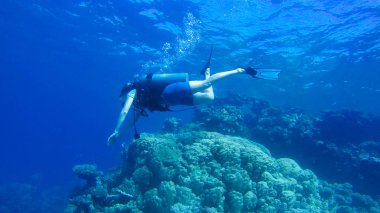 Kızıl denizde hava balonuyla dalış. Eğitmen. Kız ve Cor