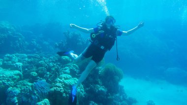 Kızıl denizde hava balonuyla dalış. Eğitmen. Kız ve Cor