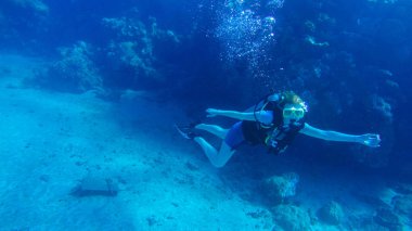 Kızıl denizde hava balonuyla dalış. Eğitmen. Kız ve Cor