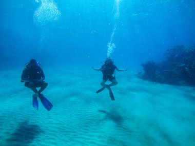 Kızıl denizde hava balonuyla dalış. Eğitmen. Kız ve Cor