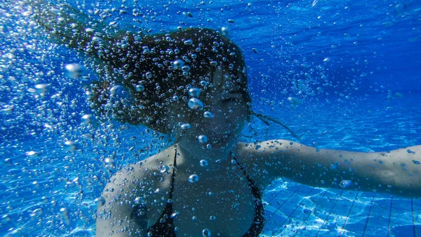 在红海中潜水。 穿着比基尼和面具的性感女孩。 打喷嚏. — 图库照片