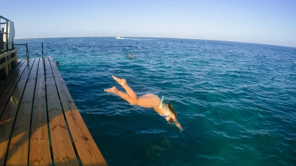 Plongée dans la mer rouge. Sexy girl en bikini et masque. Plongée avec tuba . — Photo