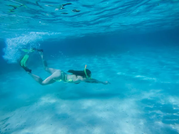 Mergulho no mar vermelho. Menina sexy em biquíni e máscara. Mergulho com tubo . — Fotografia de Stock