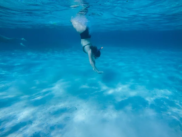 Diving in the red sea. Sexy girl in bikini and mask. Snorkeling. — Stock Photo, Image