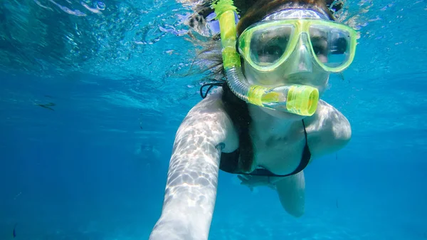 Buceo en el mar rojo. Chica sexy en bikini y máscara. Snorkel . —  Fotos de Stock