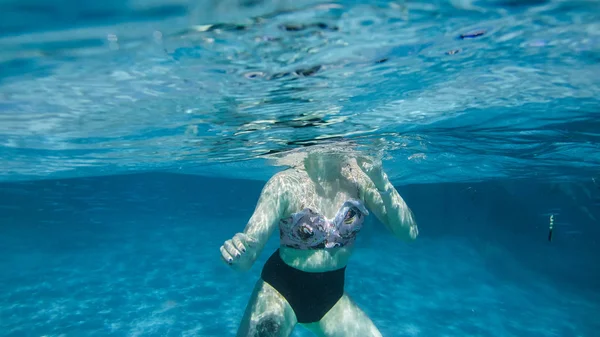 홍 해에서 잠수 한다. 비키니입고 마스크쓴 섹시 한 여자. 스노클링. — 스톡 사진