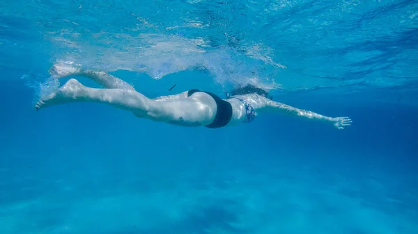 Tauchen im Roten Meer. sexy Mädchen im Bikini und Maske. Schnorcheln. — Stockfoto