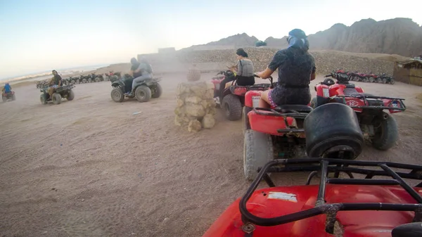 Kızlar dört tekerli bisiklet kullanır. Mısır 'da çöl. Şeyh Sharm. Kum. — Stok fotoğraf