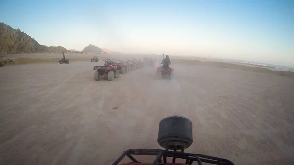 여자들은 이집트의 사막에서 쿼드 바이 케이를 몰아요. 하사님 ! 하사님 !. 모래 — 스톡 사진