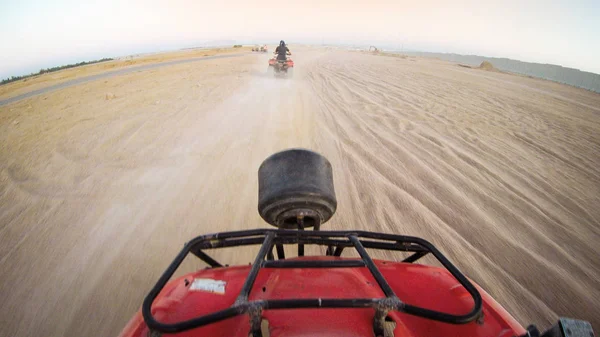 Flickor kör fyrhjuling. Öken i Egypten. Sharm el-Sheikh. Sand och — Stockfoto