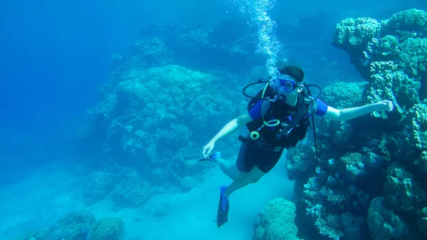 Immersioni in mongolfiera nel mare rosso. Istruttore. Ragazza e arredamento — Foto Stock