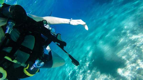 Diving with air balloon in the red sea. Instructor. Girl and cor — Stock Photo, Image