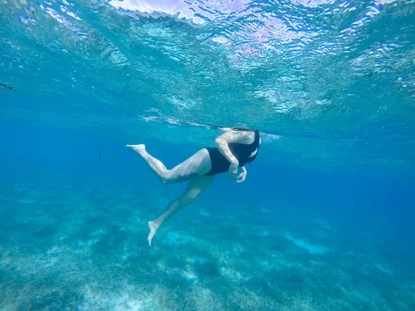Nurkowanie w morzu czerwonym. Seksowna dziewczyna w bikini i masce. Nurkowanie. — Zdjęcie stockowe