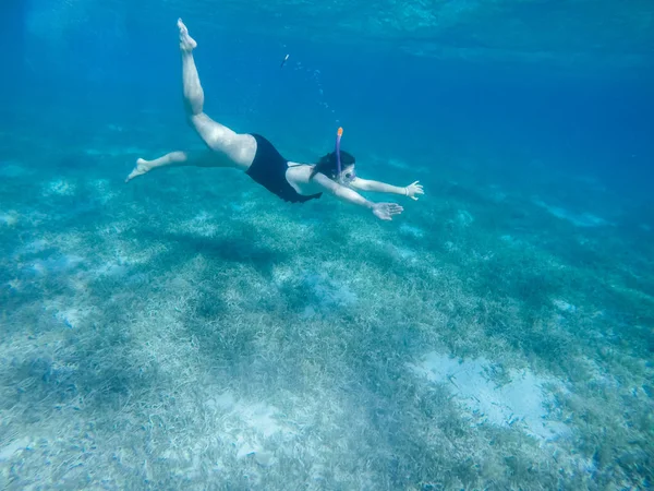 Mergulho no mar vermelho. Menina sexy em biquíni e máscara. Mergulho com tubo . — Fotografia de Stock