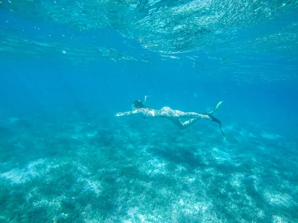 Buceo en el mar rojo. Chica sexy en bikini y máscara. Snorkel . — Foto de Stock