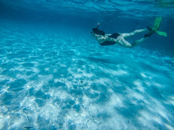 Κατάδυση στην κόκκινη θάλασσα. Σέξι κοπέλα με μπικίνι και μάσκα. Αστραπή. — Φωτογραφία Αρχείου