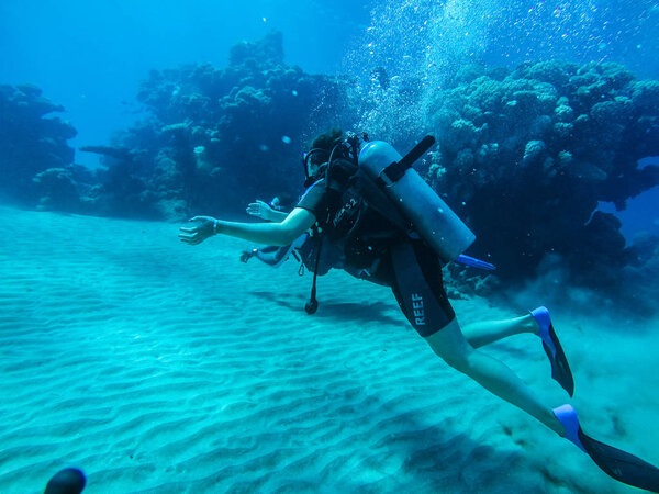 Прыжки с воздушным шаром в Красное море. Инструктор. Девочка и кор

