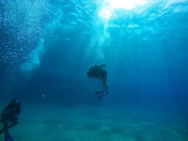 Immersioni in mongolfiera nel mare rosso. Istruttore. Ragazza e arredamento — Foto Stock