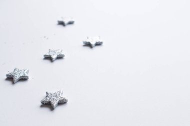 Noel çerçevesi gümüş yıldızları beyaz arka planda yaptı. Kış konsepti Düz konum, üst görünüm, kopyalama alanı. Noel kompozisyonu. 